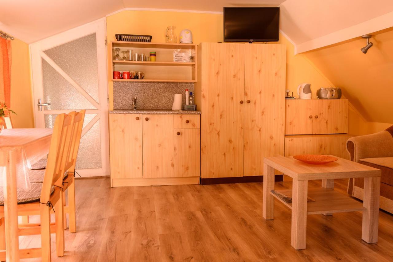 Chatka Elegant Bešeňová Buitenkant foto